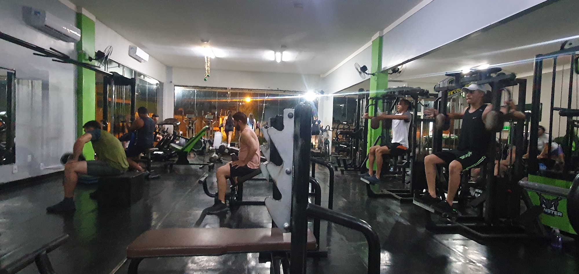 Alunos da RC Academia treinando com acompanhamento profissional