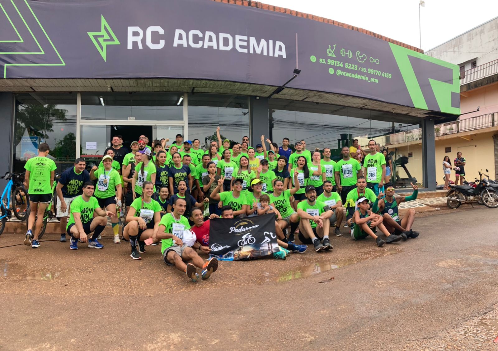 Comunidade RC reunida em frente à fachada da academia