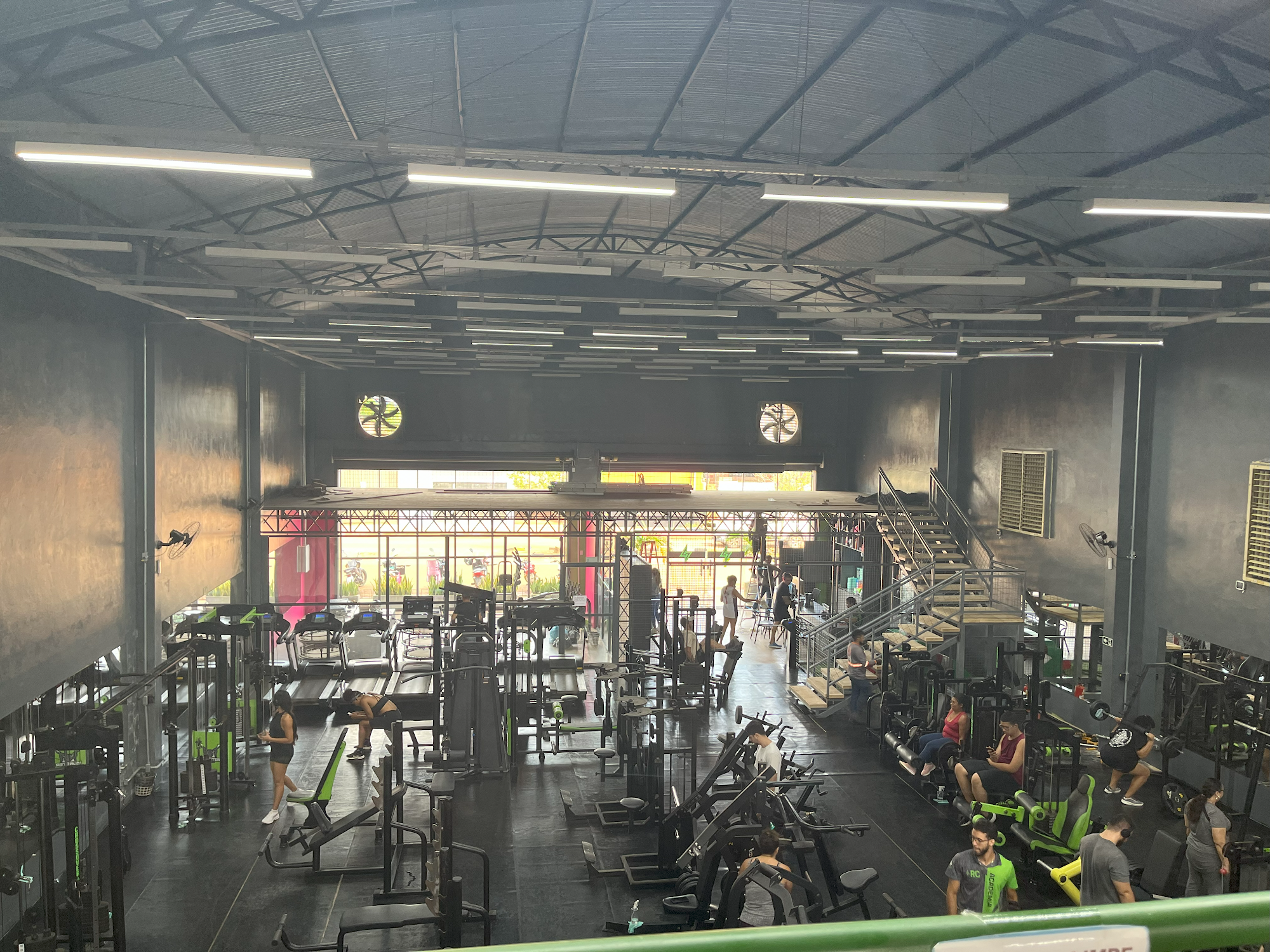 Vista ampla da RC Academia em funcionamento, com alunos e equipamentos