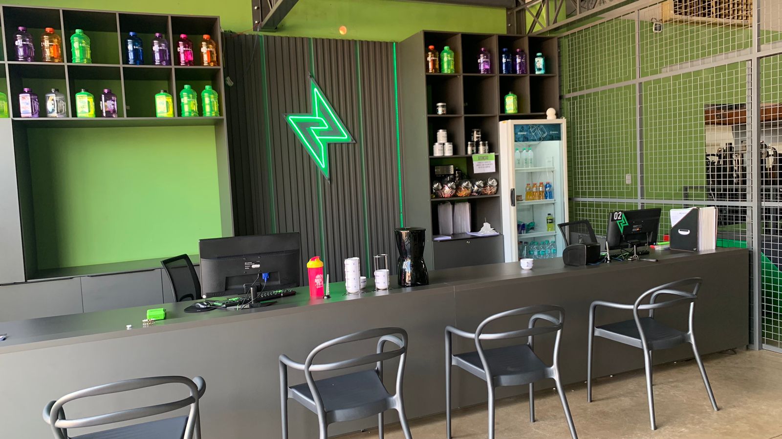 Recepção da RC Academia com o símbolo verde iluminado
